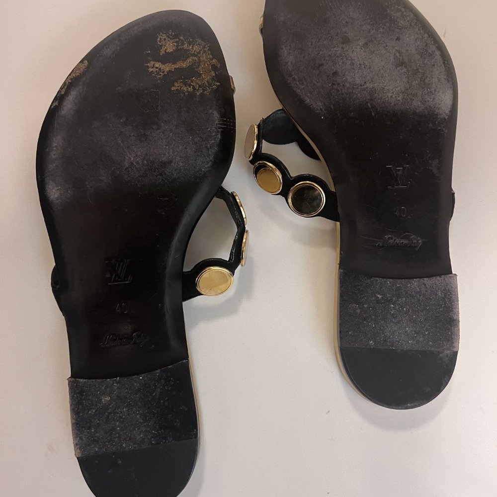LOUIS VUITTON Socialite Gold Flat Sandals | Size 40 - Picture 7 of 9